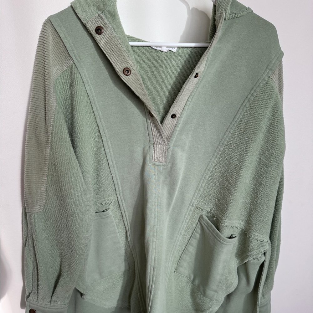 Aemi+Co oversized hooded sweater. Size small.
